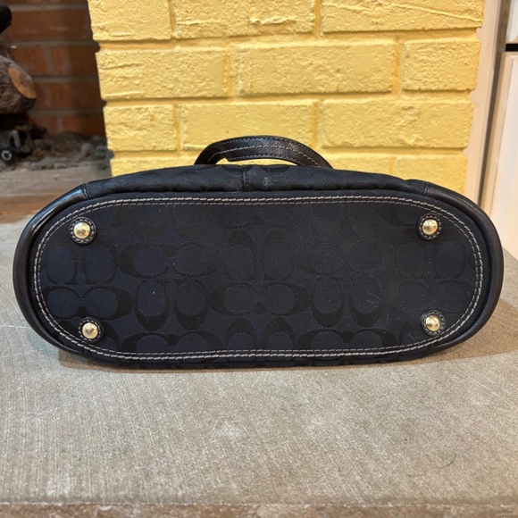 Coach bag- like new - Picture 4 of 4